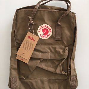 FJALLRAVEN BACKPACK in SAND
